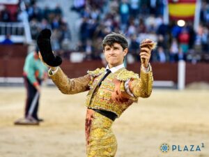 Aarón Palacio corta una oreja