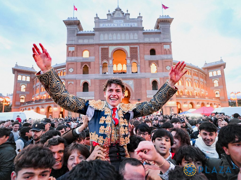 Alvaro Serrano por la Puerta Grande en Las Ventas, Madrid